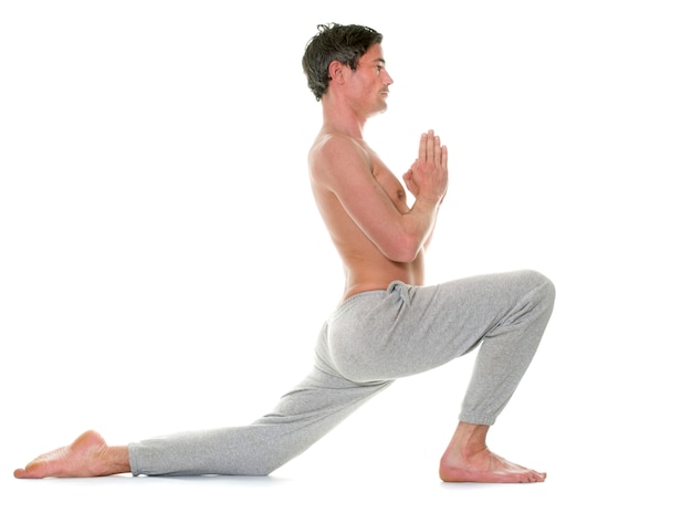 uomo che fa yoga