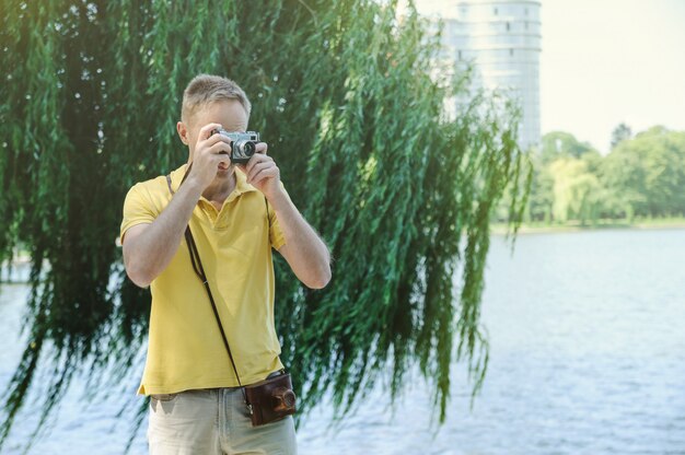 Uomo che fotografa con una vecchia macchina fotografica