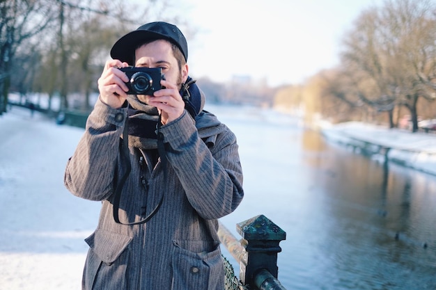 Uomo che fotografa