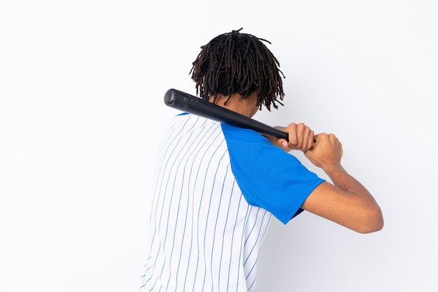 Uomo che gioca a baseball sopra la parete isolata