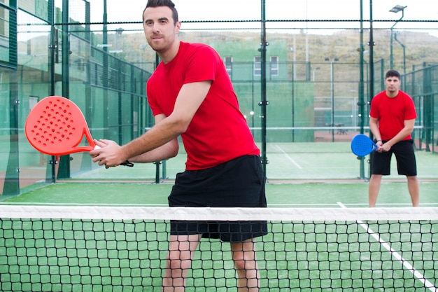 uomo che gioca a paddle tennis