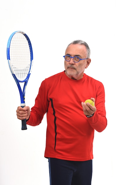 Uomo che gioca a tennis su bianco