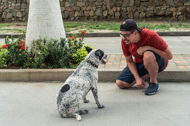 Uomo che gioca all'aperto con il suo cane