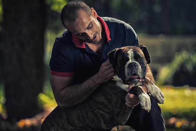 Uomo che gioca con il cane nel parco