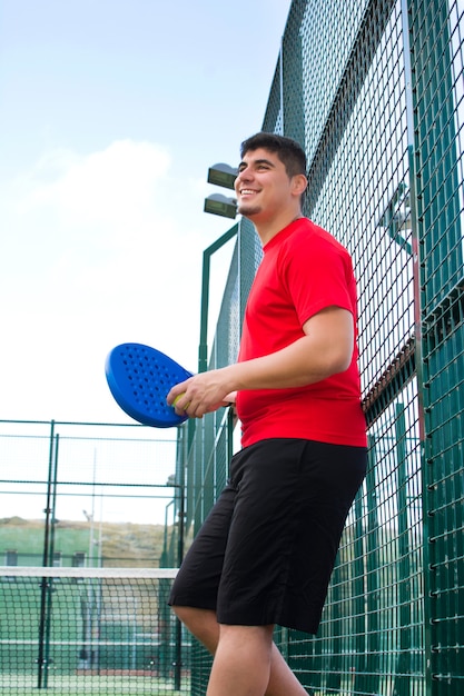 Uomo che gioca paddle tennis