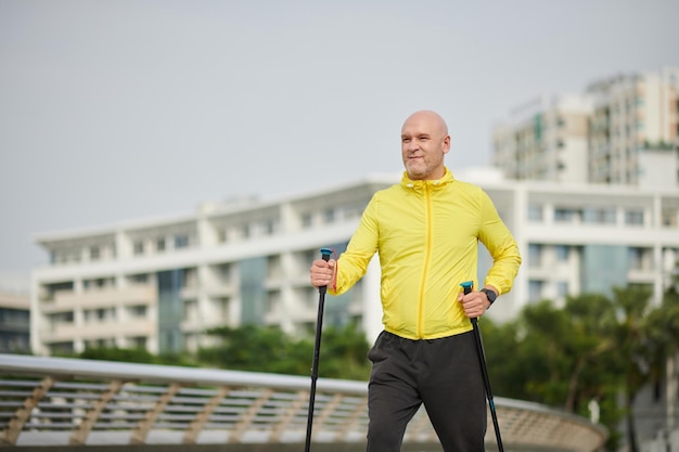 Uomo che gode del Nordic Walking