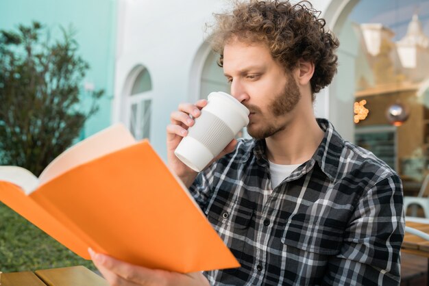 Uomo che gode del tempo libero e che legge un libro.