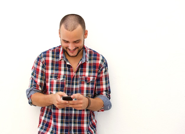 Uomo che guarda cellulare e sorridente