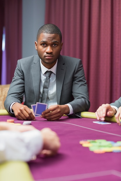 Uomo che guarda dal poker