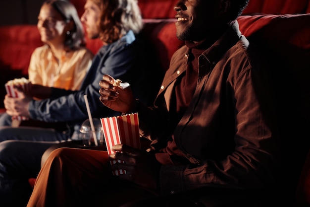 Uomo che guarda film con i suoi amici