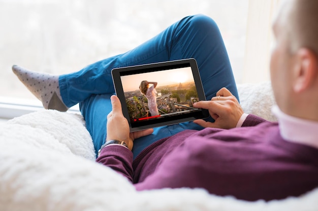 Uomo che guarda film sul tablet a casa