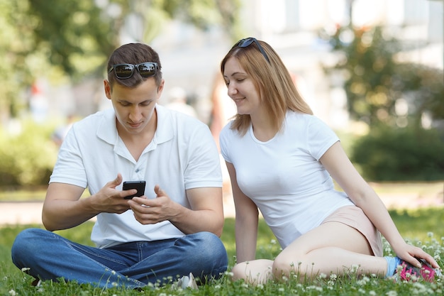 Uomo che guarda il cellulare durante un appuntamento