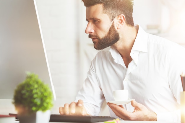 Uomo che guarda il computer