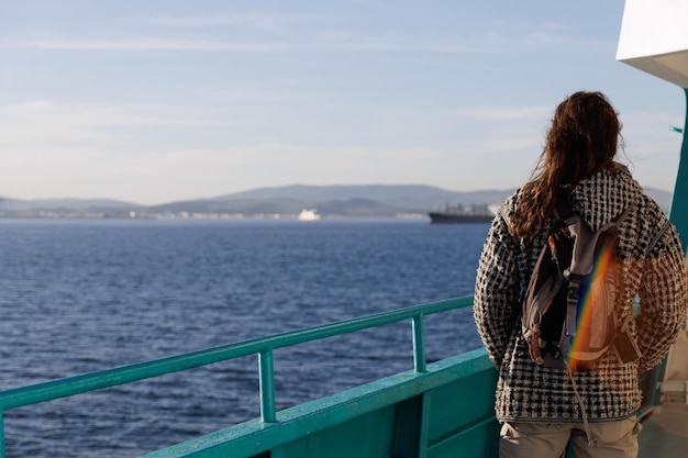 Uomo che guarda il mare dal ponte di un traghetto