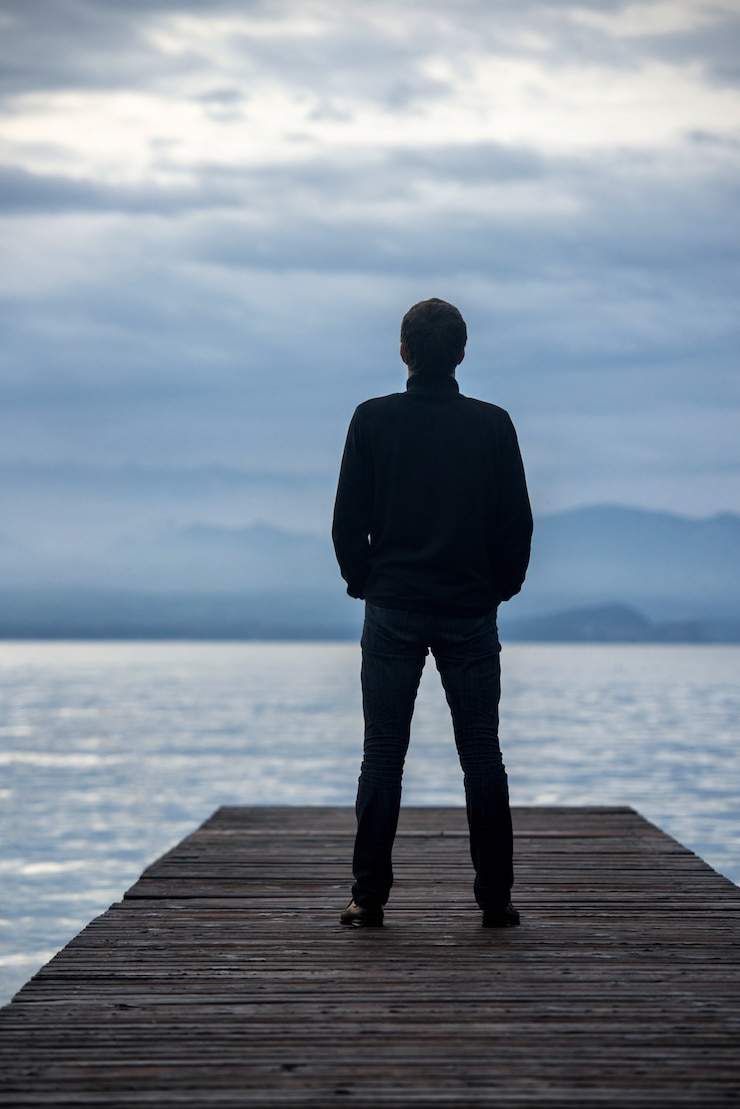 Foto uomo che guarda il mare