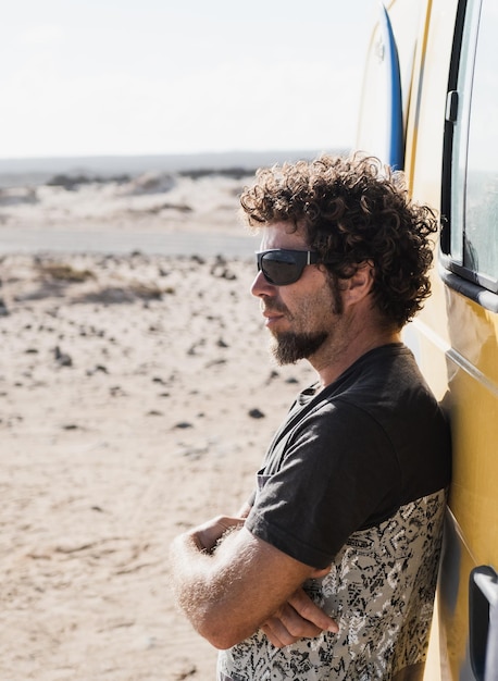 Uomo che guarda il paesaggio fuori dal camper