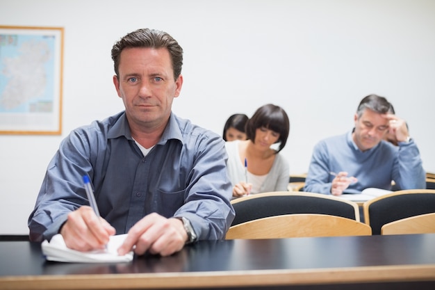 Uomo che guarda in alto dalla classe