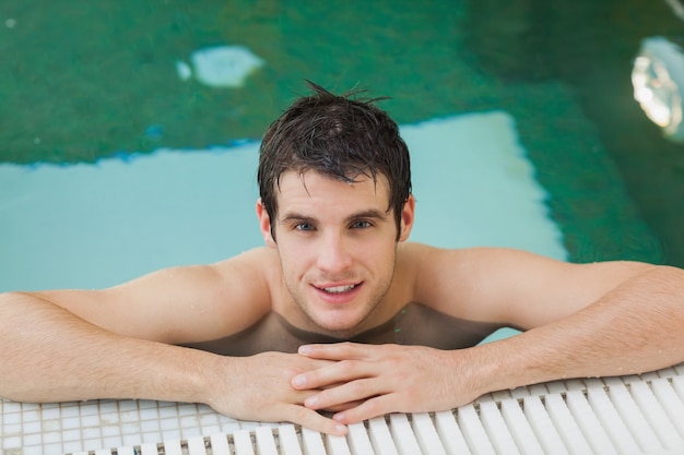 Uomo che guarda in alto dalla piscina