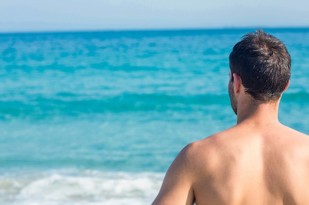 Uomo che guarda l&#39;oceano