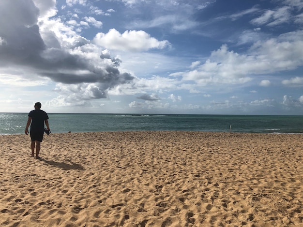 Uomo che guarda la spiaggia Mare trasparente