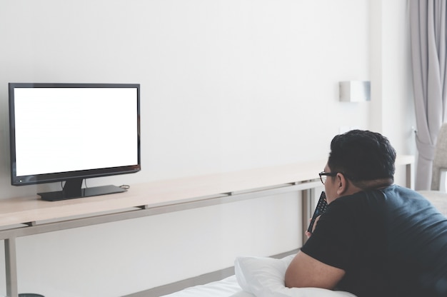 uomo che guarda la TV a casa