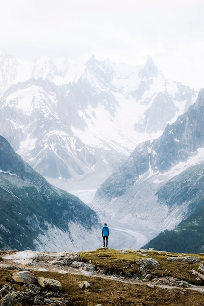 Uomo che guarda le Alpi di Chamonix in Francia