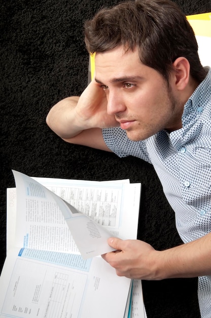 Uomo che guarda lontano da un libro su sfondo nero