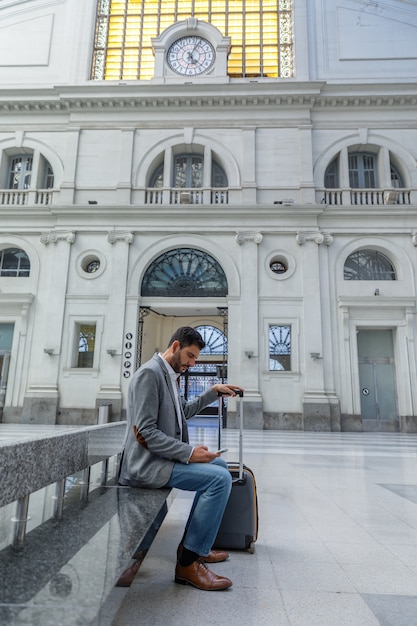 Uomo che guarda mobile