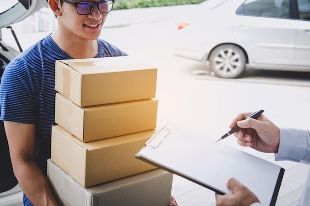 Uomo che guarda un uomo mentre firma un documento