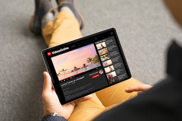 Uomo che guarda video online su tablet