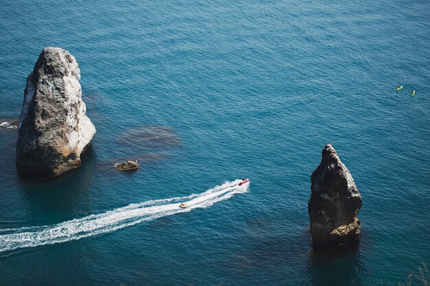 Uomo che guida il jet ski in mare