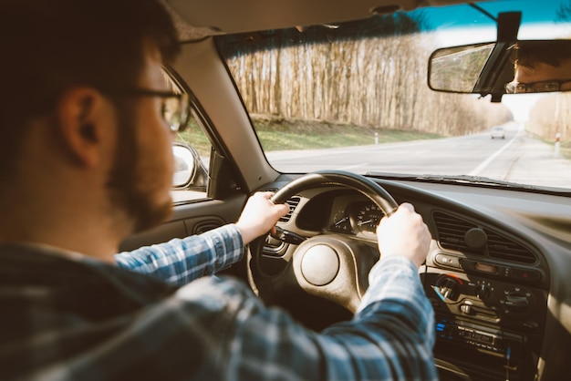 Uomo che guida l'auto in autostrada concetto di viaggio in auto