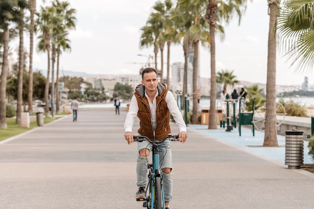 Uomo che guida la sua bici in città