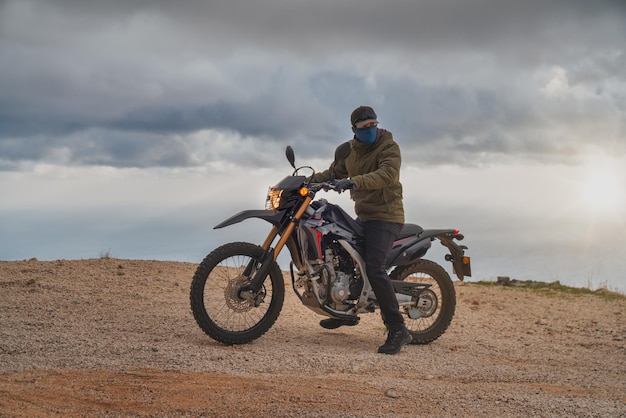 Uomo che guida una motocicletta sulla strada. Viaggiatore singolo