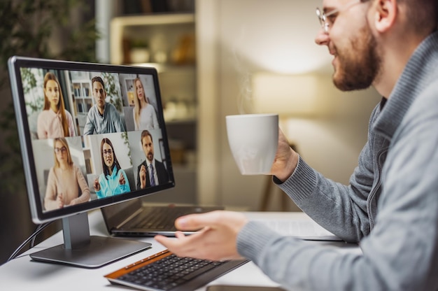 Uomo che ha videochat con i colleghi