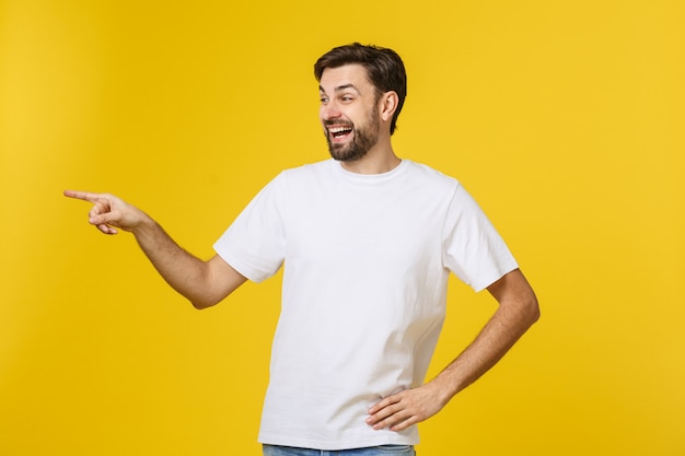 Uomo che indica mostrando lo spazio della copia isolato. Giovane caucasico bello casuale.