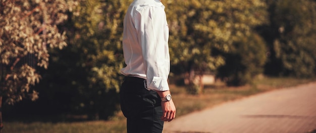 Uomo che indossa camicia e orologio