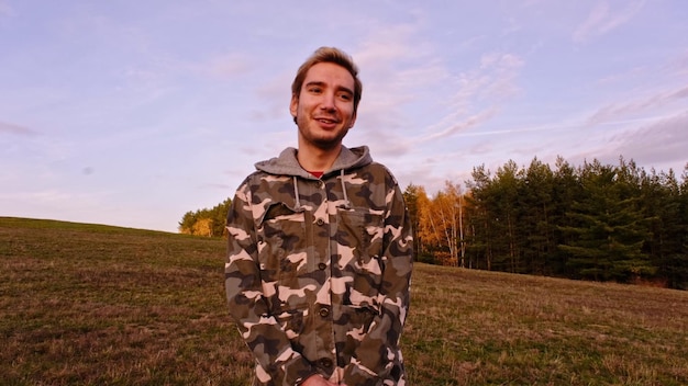 Uomo che indossa felpa con cappuccio sorridente