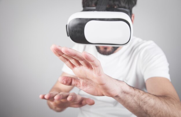 Uomo che indossa gli occhiali VR.