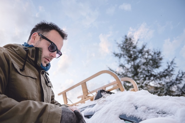 Uomo che indossa i guanti invernali