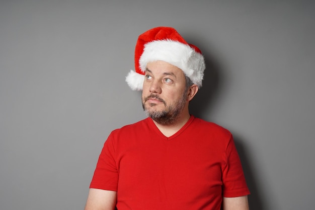 Uomo che indossa il cappello della santa alzando lo sguardo per copiare lo spazio