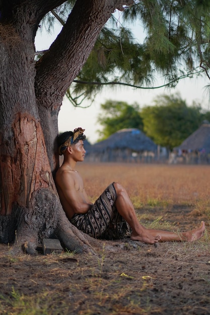 uomo che indossa il tradizionale dall'isola di sabu indonesia