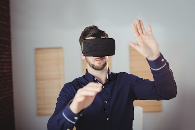 Uomo che indossa il vetro virtuale