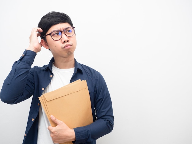 Uomo che indossa occhiali in possesso di busta sensazione di dubbio guardando lo spazio della copia