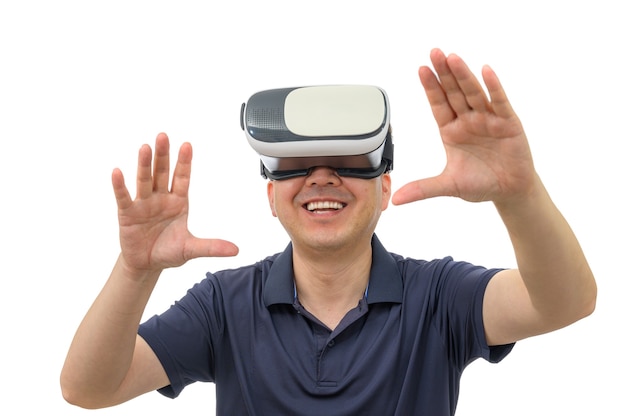 Uomo che indossa occhiali per realtà virtuale isolati su sfondo bianco