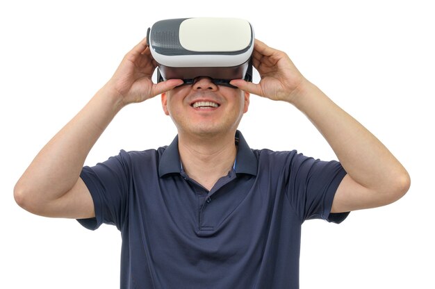 Uomo che indossa occhiali per realtà virtuale isolati su sfondo bianco