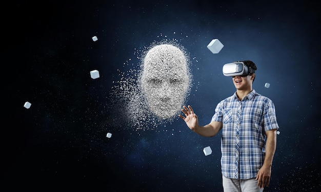 Uomo che indossa occhiali per realtà virtuale. Tecnica mista