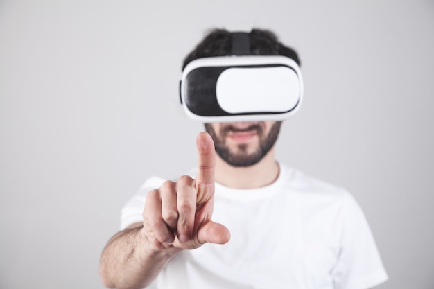 Uomo che indossa occhiali per realtà virtuale.