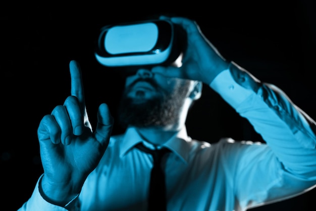 Uomo che indossa occhiali Vr e indica messaggi importanti con un dito Uomo d'affari con occhiali per realtà virtuale e mostra informazioni cruciali