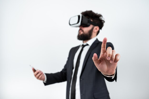 Uomo che indossa occhiali Vr e indica messaggi importanti con un dito Uomo d'affari con occhiali per realtà virtuale e mostra informazioni cruciali